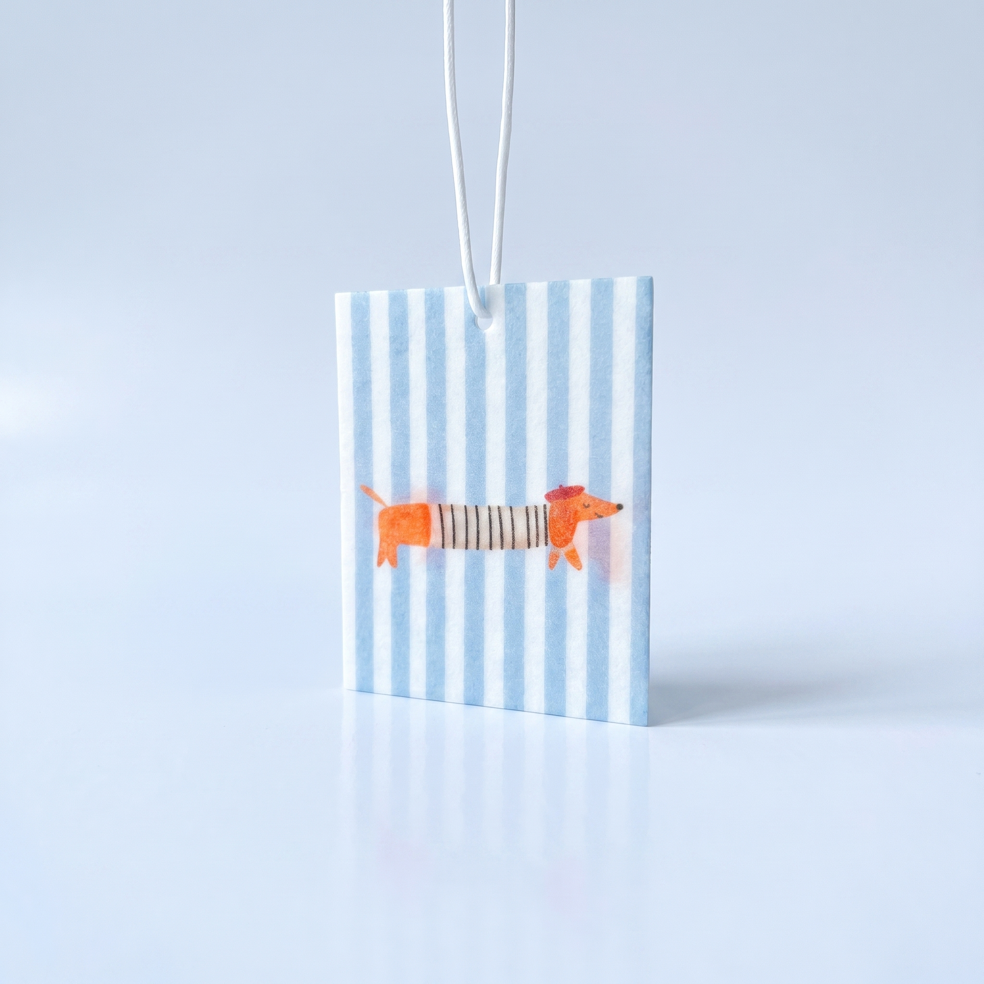 "La Saucisse Parisienne" car freshener, lichtblauw, Parijse teckel met baret. 