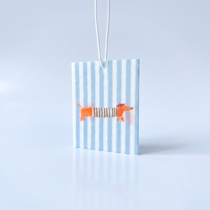 "La Saucisse Parisienne" car freshener, lichtblauw, Parijse teckel met baret. 