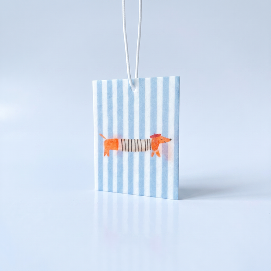 "La Saucisse Parisienne" car freshener, lichtblauw, Parijse teckel met baret. 