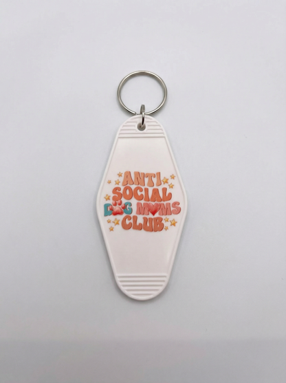 sleutelhanger motel keychain met de tekst anti social dog moms club
