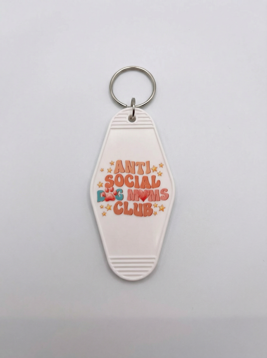 sleutelhanger motel keychain met de tekst anti social dog moms club