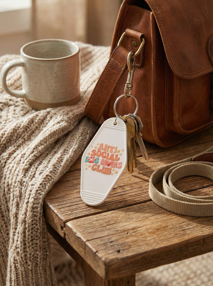 sleutelhanger motel keychain met de tekst anti social dog moms club