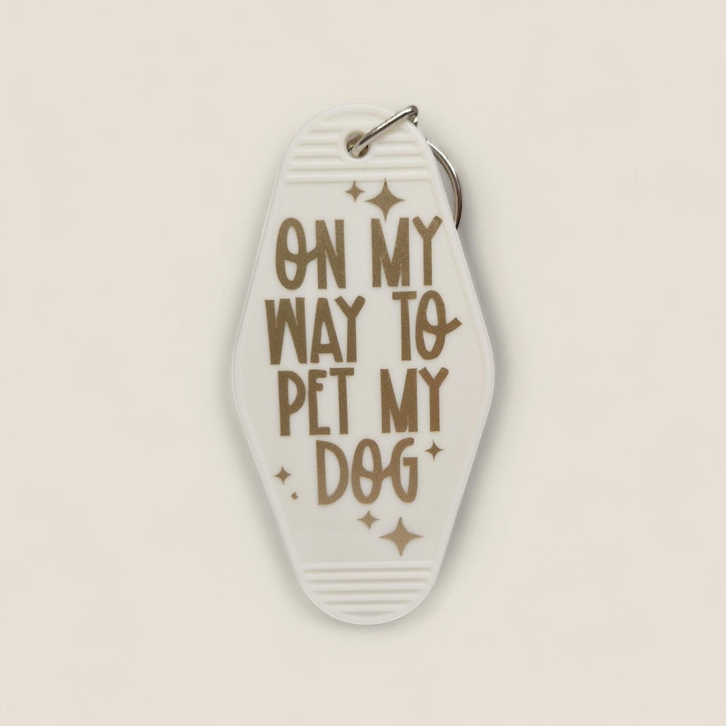 Motel sleutelhanger met tekst On my way to pet my dog - schattig cadeau hondenliefhebbers
