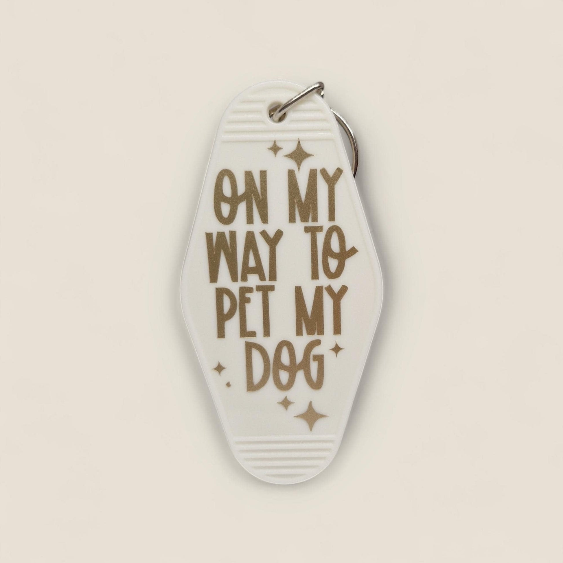 Motel sleutelhanger met tekst On my way to pet my dog - schattig cadeau hondenliefhebbers
