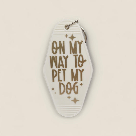 Motel sleutelhanger met tekst On my way to pet my dog - schattig cadeau hondenliefhebbers
