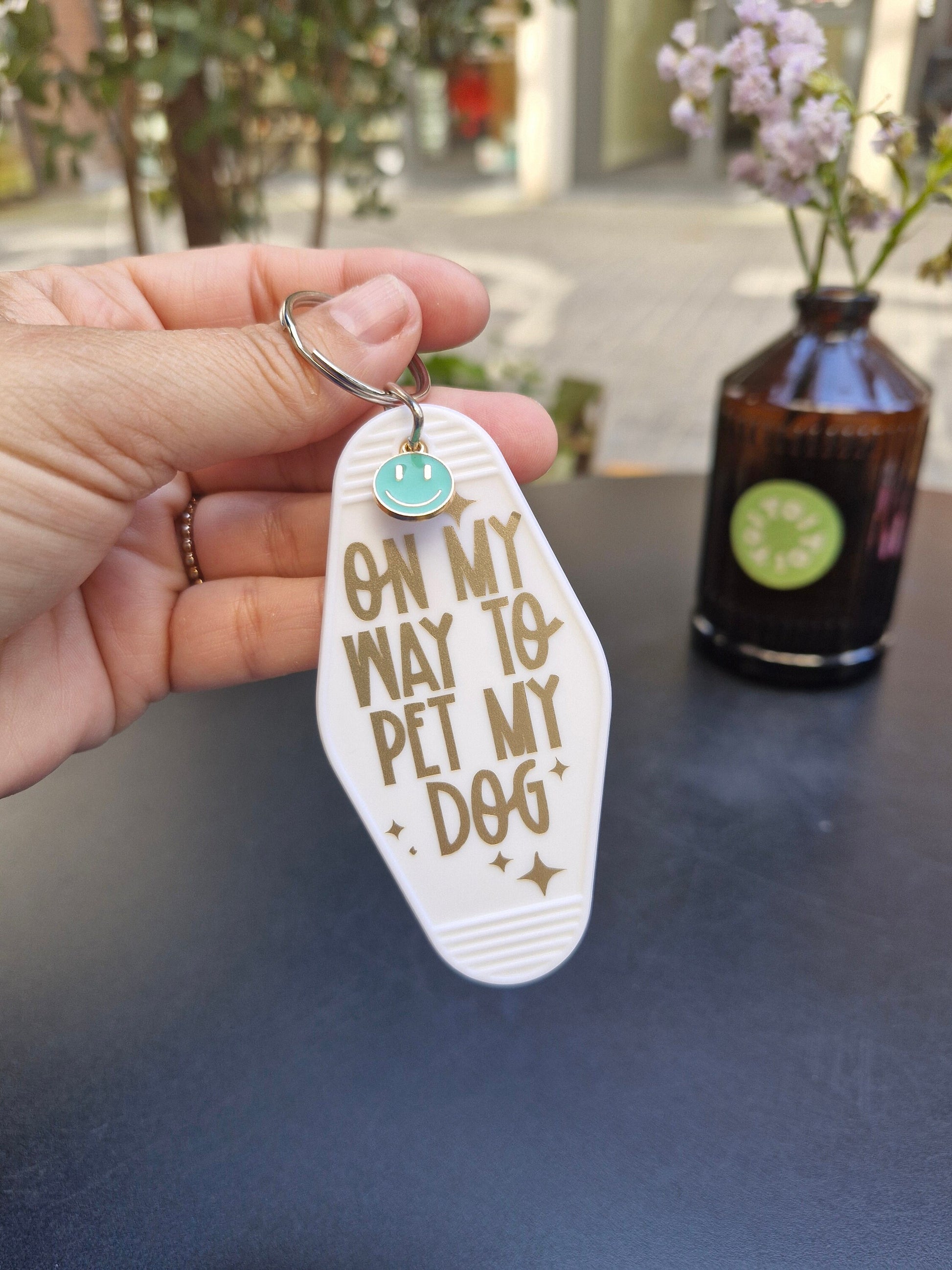 Motel sleutelhanger met tekst On my way to pet my dog - schattig cadeau hondenliefhebbers
