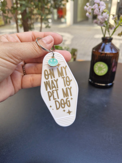 Motel sleutelhanger met tekst On my way to pet my dog - schattig cadeau hondenliefhebbers
