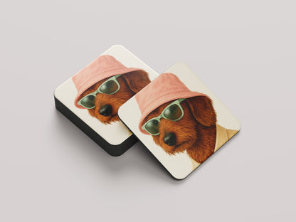 Ruwhaar chocolate bruine teckel onderzetter met roze bucket hat - kurk achterkant 9.5cm - cadeau teckelliefhebber
