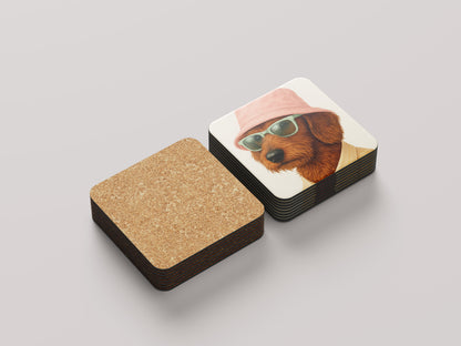 Ruwhaar chocolate bruine teckel onderzetter met roze bucket hat - kurk achterkant 9.5cm - cadeau teckelliefhebber
