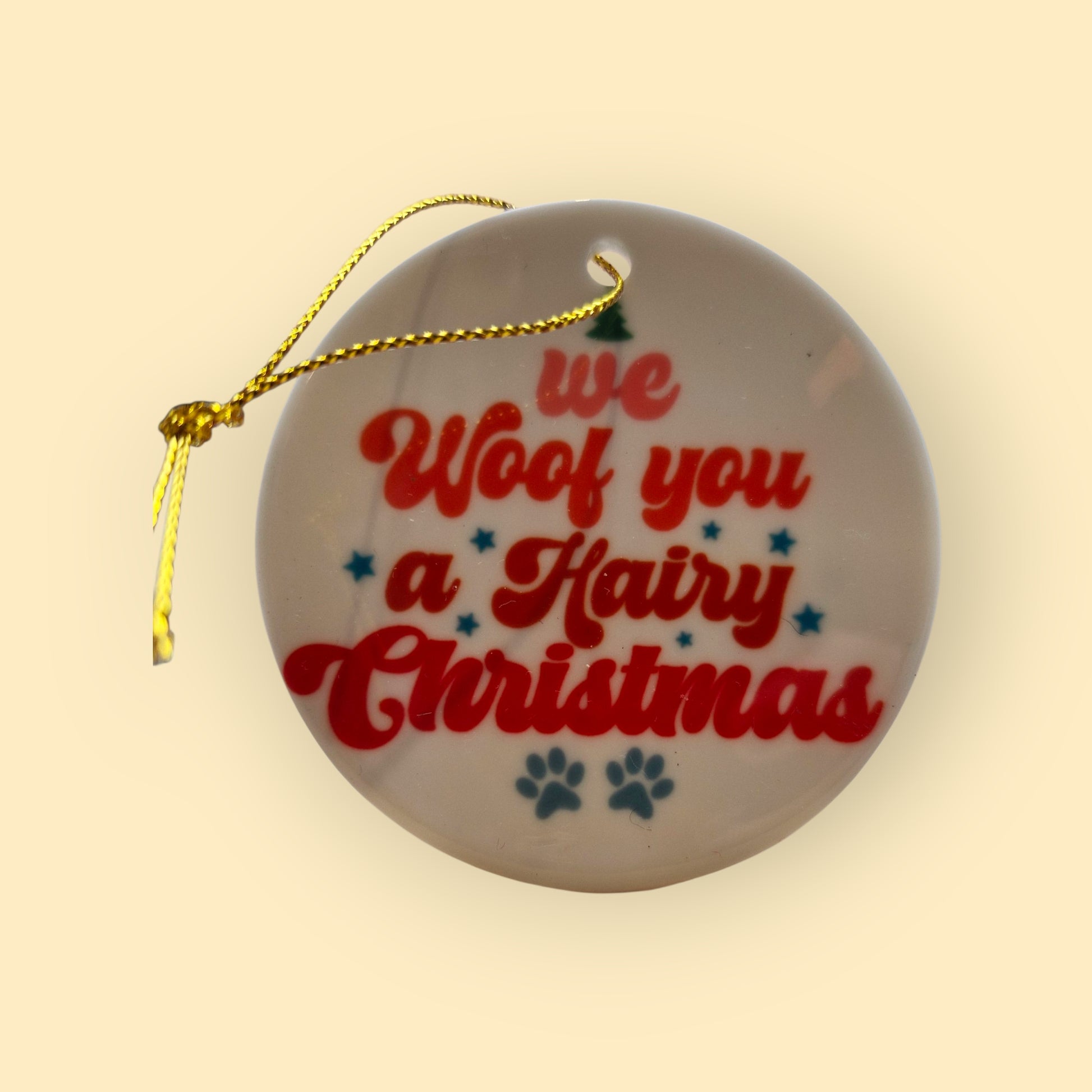 keramisch kerstornament met de tekst we woof you a hairy christmas