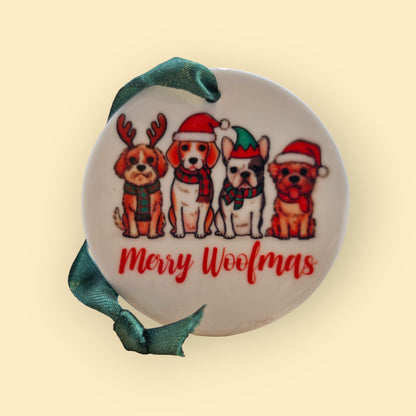 keramisch kerstornament met 4 kersthondjes met de tekst merry woofmas