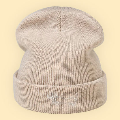 Beige gebreide muts met een teckel in lijntekening, vooraanzicht