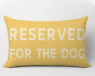 Kussensloop Reserved for the Dog geel - grappige woondecoratie