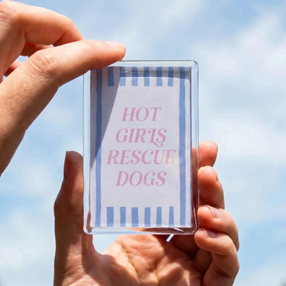 Acryl koelkastmagneet 'Hot girls rescue dogs' – roze tekst op wit met lichtblauwe streepjes, 7,7x5cm
