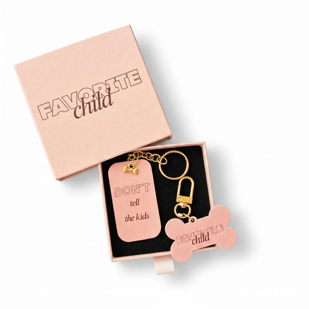 Teckels-Tales-Travels_Photoshoot_Cadeauset-hond-_-baasje-_-Bone-tag-_-Sleutelhanger-in-geschenkdoosje-Favorite-Child_