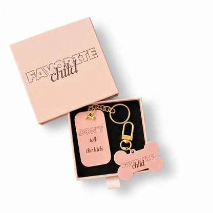 Teckels-Tales-Travels_Photoshoot_Cadeauset-hond-_-baasje-_-Bone-tag-_-Sleutelhanger-in-geschenkdoosje-Favorite-Child_