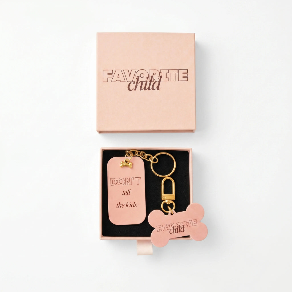 Teckels-Tales-Travels_Photoshoot_Cadeauset-hond-_-baasje-_-Bone-tag-_-Sleutelhanger-in-geschenkdoosje-Favorite-Child