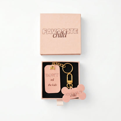 Teckels-Tales-Travels_Photoshoot_Cadeauset-hond-_-baasje-_-Bone-tag-_-Sleutelhanger-in-geschenkdoosje-Favorite-Child