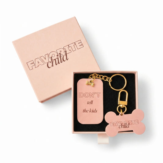 Teckels-Tales-Travels_Photoshoot_Cadeauset-hond-_-baasje-_-Bone-tag-_-Sleutelhanger-in-geschenkdoosje-Favorite-Child