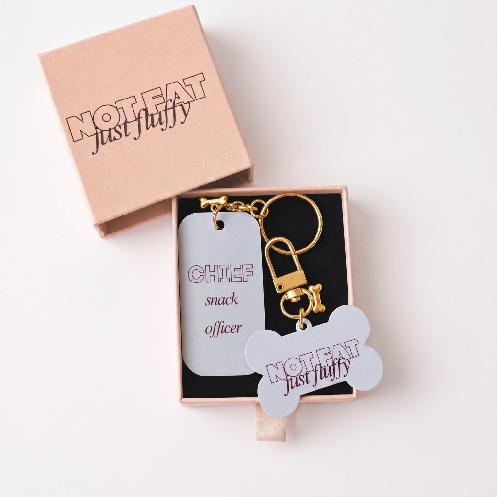 Teckels-Tales-Travels_Photoshoot_Cadeauset-hond-_-baasje-_-Bone-tag-_-Sleutelhanger-in-geschenkdoosje-not fat just fluffy-