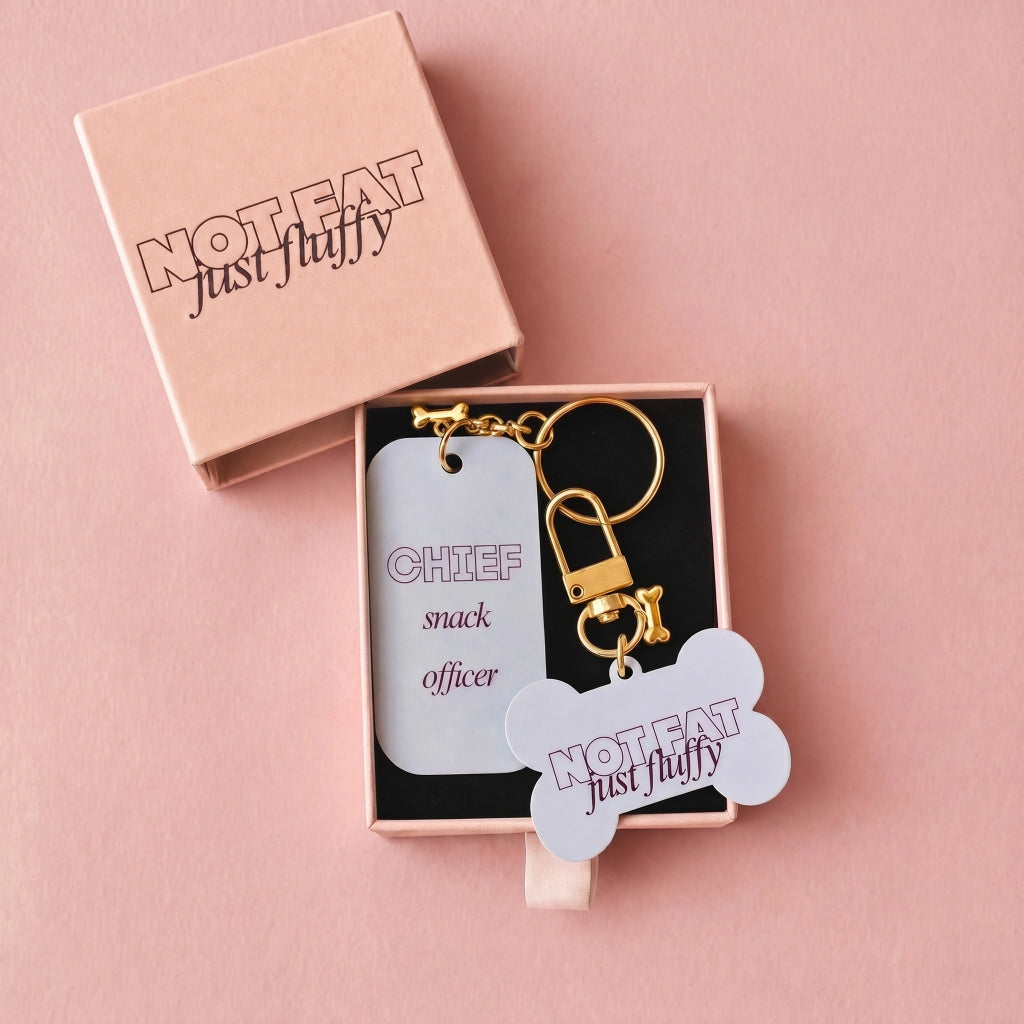 Teckels-Tales-Travels_Photoshoot_Cadeauset-hond-_-baasje-_-Bone-tag-_-Sleutelhanger-in-geschenkdoosje-not fat just fluffy-