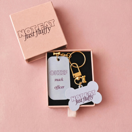 Teckels-Tales-Travels_Photoshoot_Cadeauset-hond-_-baasje-_-Bone-tag-_-Sleutelhanger-in-geschenkdoosje-not fat just fluffy-