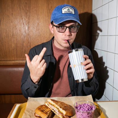 Teckels-Tales-Travels_Photoshoot_La-Saucisse-Parisienne-Thermobeker-20oz-_-Lichtblauwe-Teckel-Reismok-Geisoleerd_Black-Tea-Booth-Sip