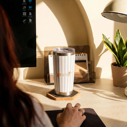 Teckels-Tales-Travels_Photoshoot_La-Saucisse-Parisienne-Thermobeker-20oz-_-Lichtblauwe-Teckel-Reismok-Geisoleerd_Sunlit-Desk-Mug