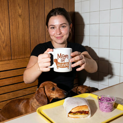 Teckels-Tales-Travels_Photoshoot_Mom-of-Weiners-Mok-11oz-Keramische-Teckel-Mok_Black-Tea-Booth-Sip