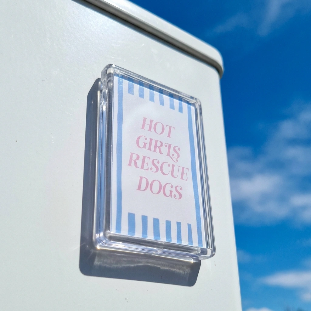 Acryl magneet 'Hot girls rescue dogs' in natuurlijk licht – grappig cadeau voor dog moms en rescue hondenliefhebsters