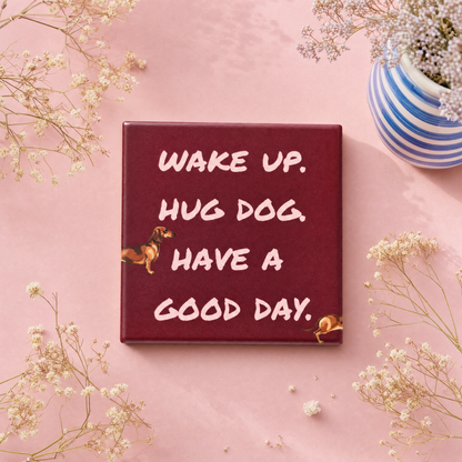 Keramisch tegeltje 10x10cm met quote Wake Up Hug Dog Have a Good Day – handgemaakt in België – cadeau hondenliefhebber