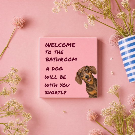Keramisch Tegeltje 10x10cm – Welcome to the bathroom a dog will be with you shortly | Wanddecoratie