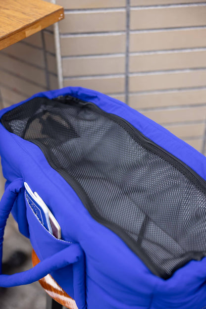 Bovenaanzicht blauwe reistas voor teckel met gesloten gaas
