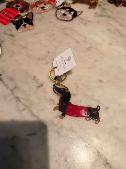 Acryl sleutelhanger teckel met rood truitje en roze hartjes