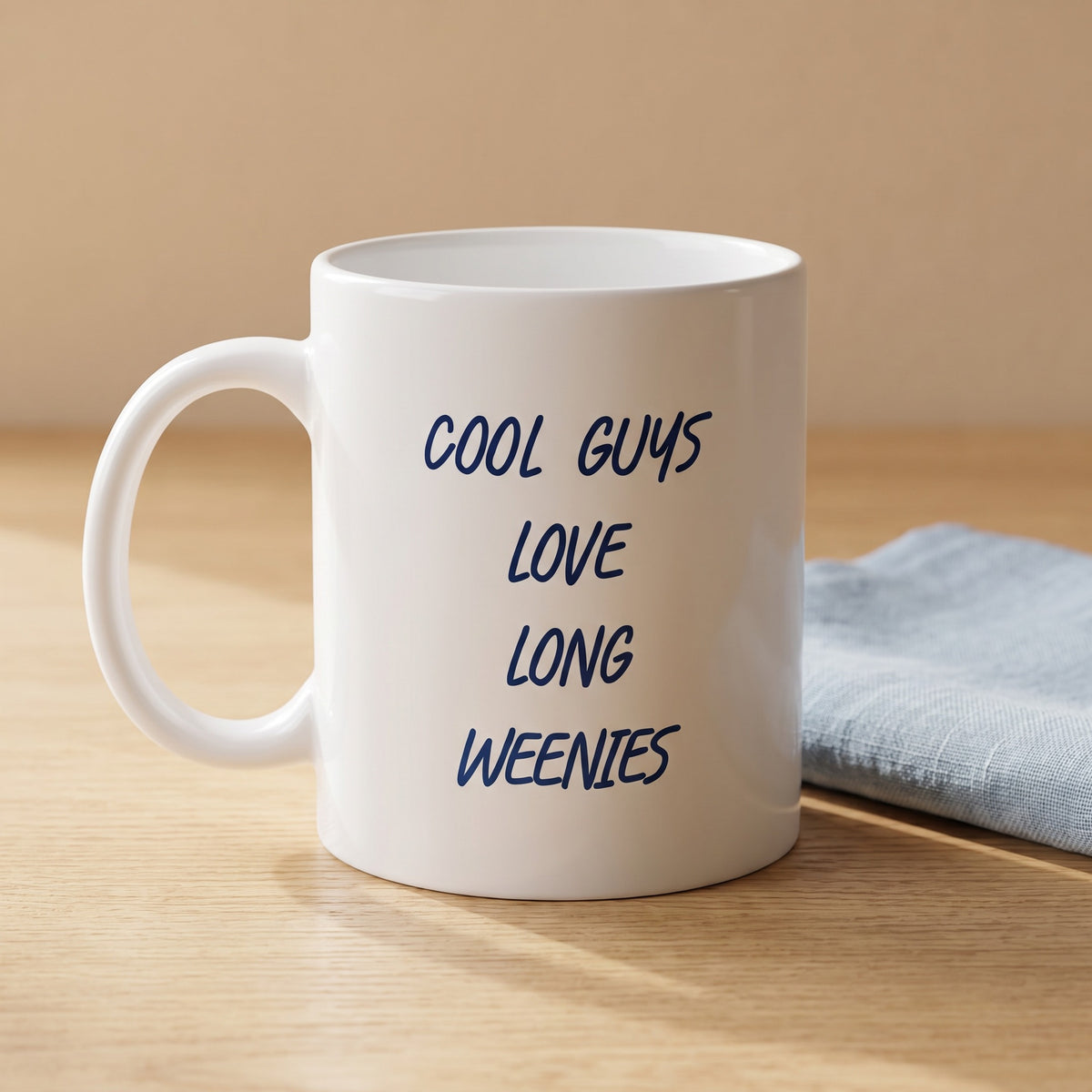 Teckel mok Cool Guys Love Long Weenies op houten tafel naast lichtblauwe servet