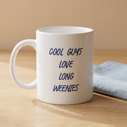Teckel mok Cool Guys Love Long Weenies op houten tafel naast lichtblauwe servet