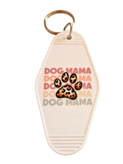 motel keychain met tekst dog mama en een tijgerpoot pastel boho kleuren