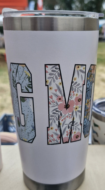 Witte thermobeker met Dog Mom letters gevuld met bloemenpatronen