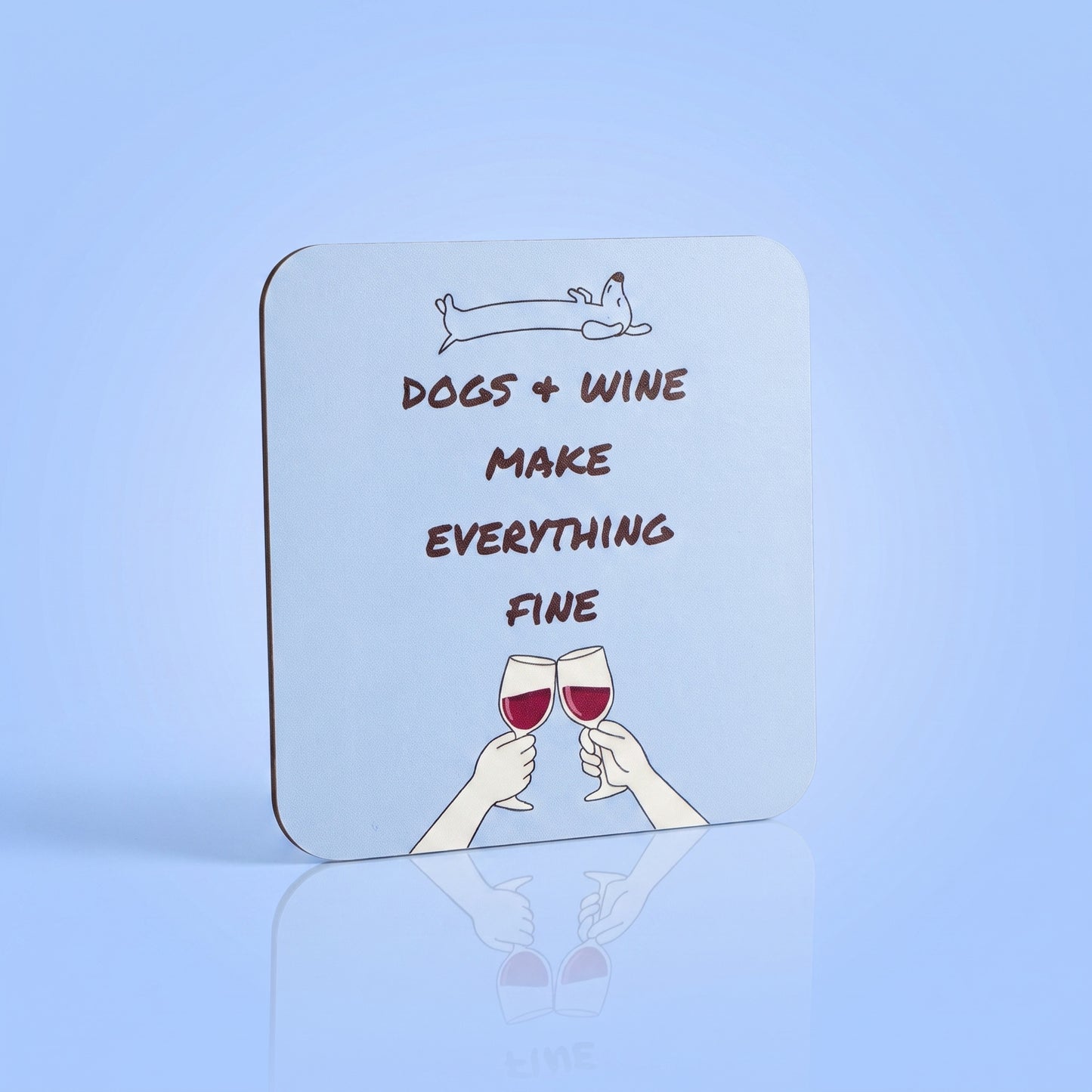 Lichtblauwe teckel onderzetter Dogs & Wine met wijnglazen voor hondenliefhebbers