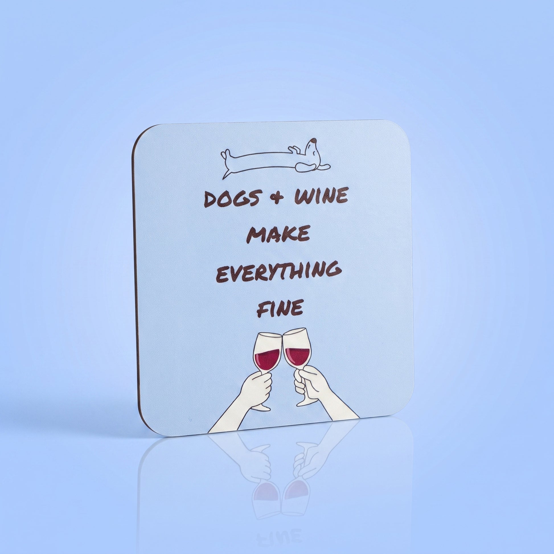 Lichtblauwe teckel onderzetter Dogs & Wine met wijnglazen voor hondenliefhebbers