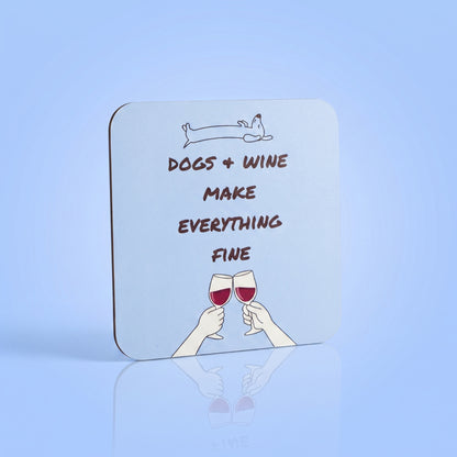 Lichtblauwe teckel onderzetter Dogs & Wine met wijnglazen voor hondenliefhebbers