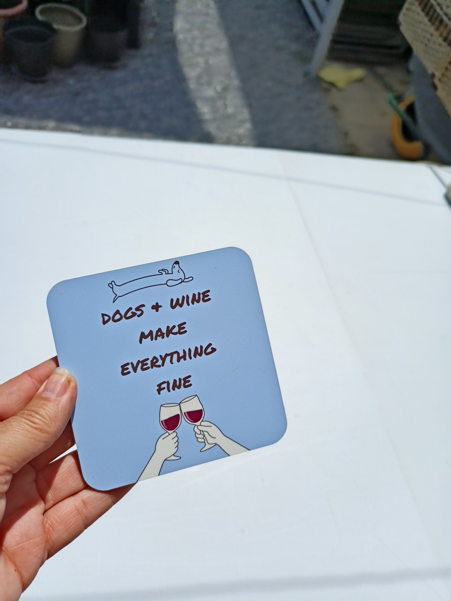 Lichtblauwe teckel onderzetter Dogs & Wine met wijnglazen voor hondenliefhebbers