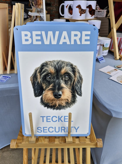 Waakbord teckel ruwhaar black and tan - Beware Teckel Security bordje in het blauw, echte foto van het aluminium bordje