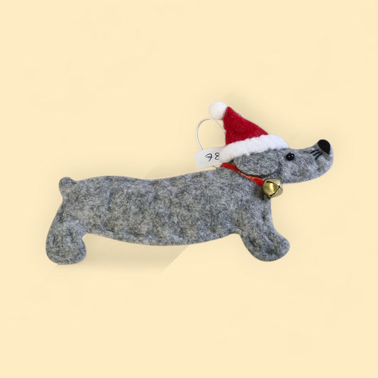 grijze vilten kersthanger met kerstmuts op