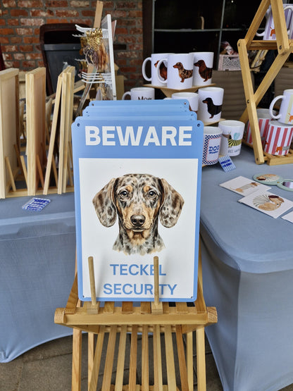Waakbord teckel korthaar choco dapple - Beware Teckel Security bordje, echte foto van het aluminium bordje