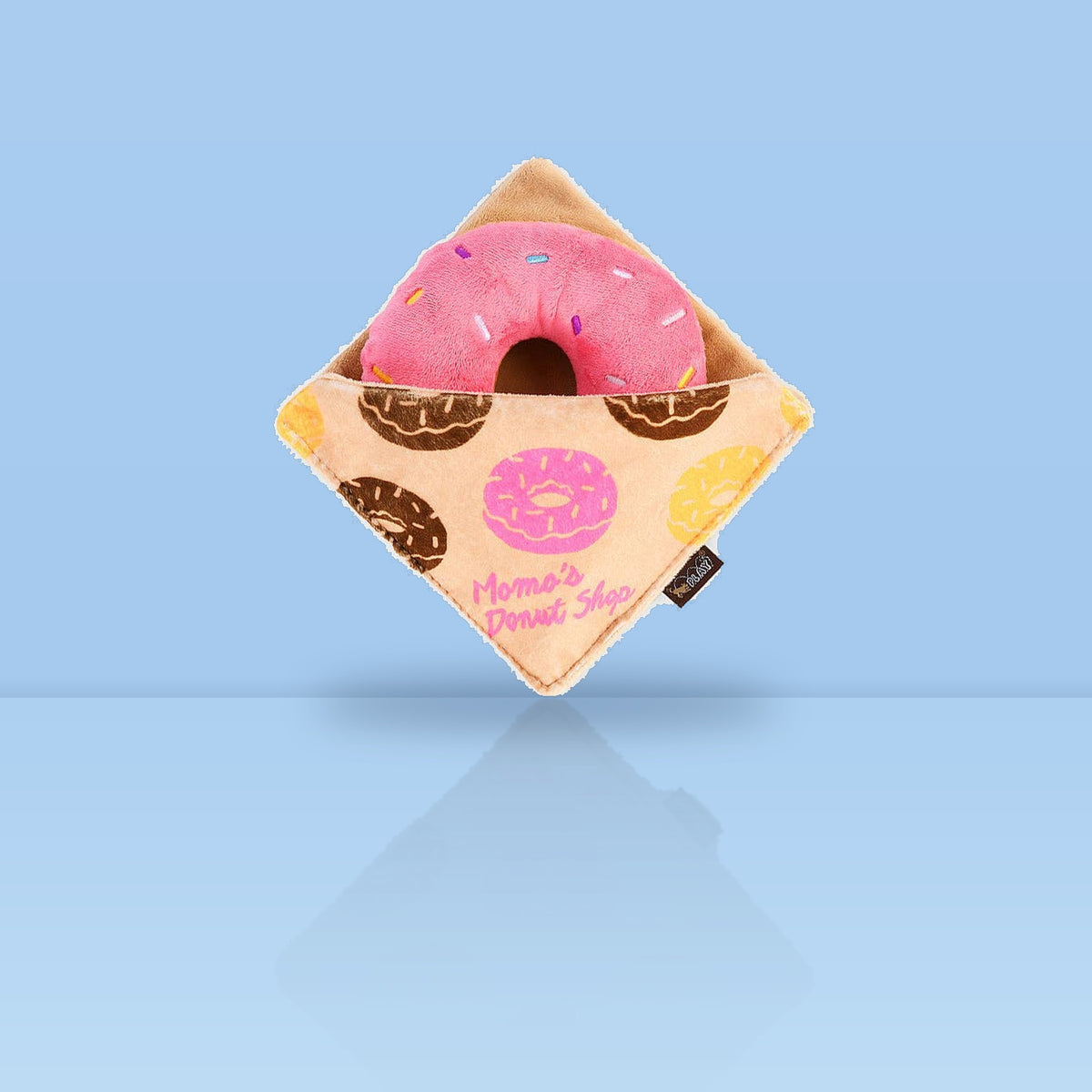 Roze pluche donut hondenknuffel met glazuur en knisperzakje van P.L.A.Y. Pup Cup Café
