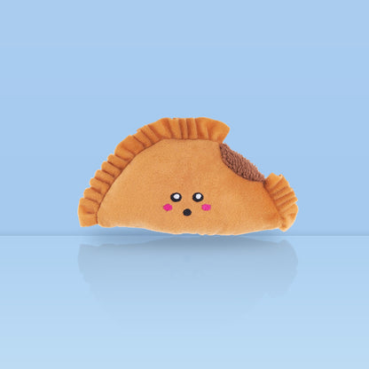 Pluche empanada hondenknuffel met geborduurd gezichtje en twee piepers van ZippyPaws