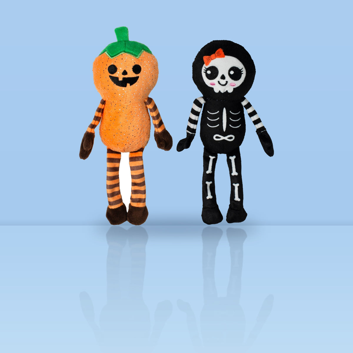 Twee pluche Halloween-hondenknuffels, oranje pompoen en zwart skelet met pieper