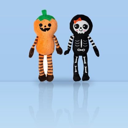 Twee pluche Halloween-hondenknuffels, oranje pompoen en zwart skelet met pieper