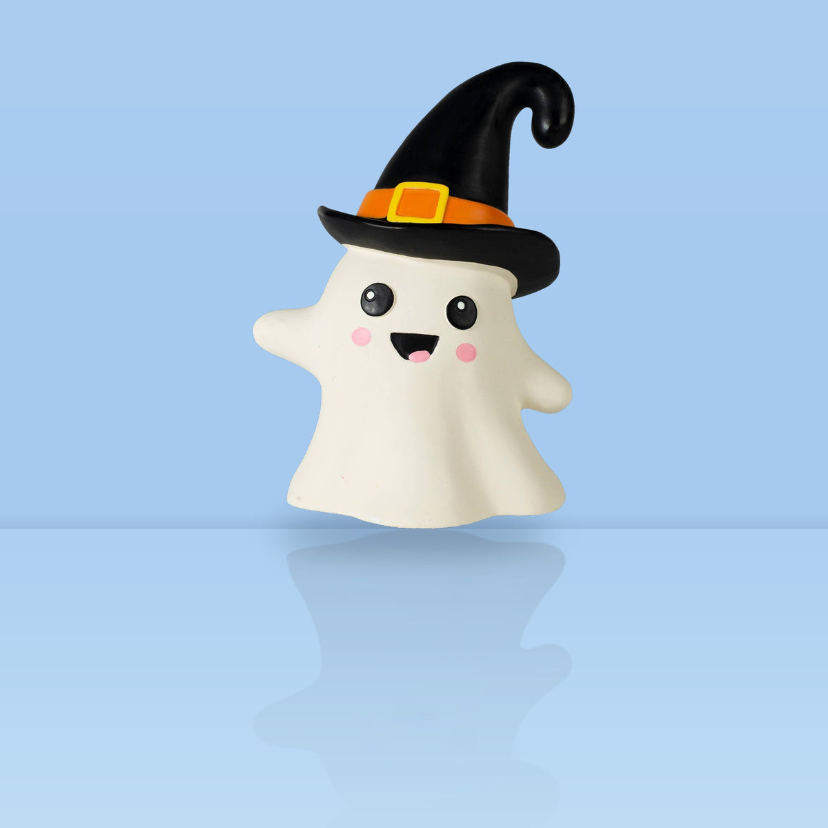 Wit latex spookje met zwarte heksenhoed als piepspeeltje voor honden met Halloween